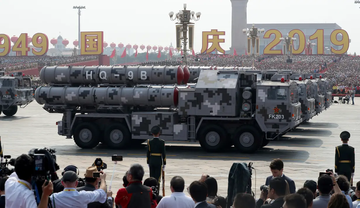 Kendaraan militer membawa rudal HQ-9B dalam parade HUT ke-70 RRC di Beijing, China, Selasa (1/10/2019). HQ-9 mampu mencegat drone, pesawat, dan rudal dari jarak 160 mil. (AP Photo/Ng Han Guan)