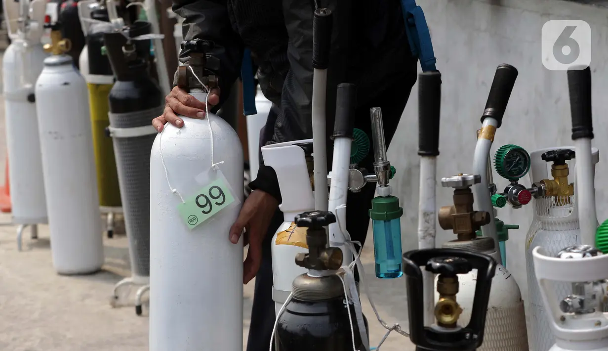 Antrean tabung milik warga berjejer di sekitar kios pengisian ulang oksigen medis Medical Oxygen di Jalan Minangkabau Timur, Jakarta, Senin (5/7/2021). Permintaan kebutuhan oksigen medis kian meningkat seiring naiknya kasus orang terkonfirmasi positif COVID-19. (Liputan6.com/Helmi Fithriansyah)