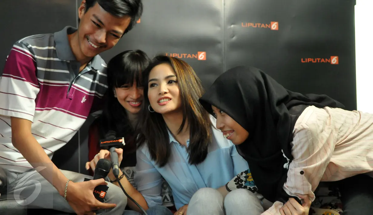 Keseruan aktris cantik Acha Septriasa saat ngobrol bareng empat penggemar setianya dalam acara 'Ngedate Bareng Artis' di kantor redaksi Liputan6.com, SCTV Tower, Jakarta, Kamis (9/7/2015). (Liputan6.com/Panji Diksana)