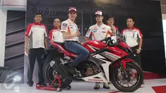 Pebalap Honda, Marc Marquez menunggangi motor saat acara peluncuran All New Honda CBR150R di Sentul, Jabar, Minggu (14/2/2016). All New Honda CBR150R hadir dengan mesin dan desain baru dibandingkan dengan generasi sebelumnya. (Liputan6.com/Angga Yuniar)