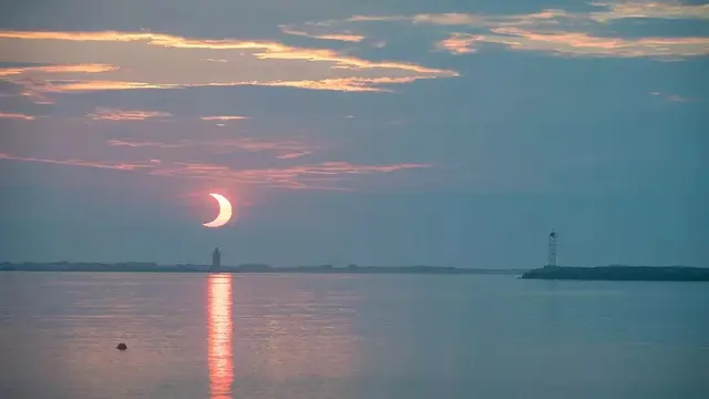 Gerhana matahari sebagian di atas Mercusuar Delaware Breakwater pada 10 Juni 2021, oleh Aubrey Gemignani/NASA