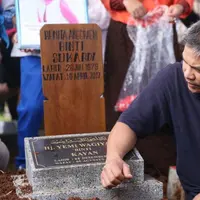 Jenazah Renita Sukardi dimakamkan bertumpuk dengan makam ibunya. (Nurwahyunan/Bintang.com)