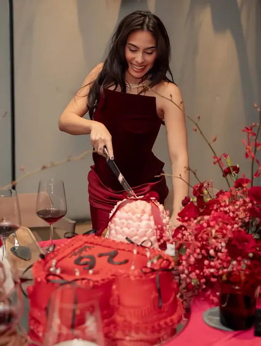 Mengusung tema serba merah, Valerie tampil memesona dalam balutan gaun bodycon berwarna merah dengan sentuhan bahan velvet yang mewah. [@valerieethomas].