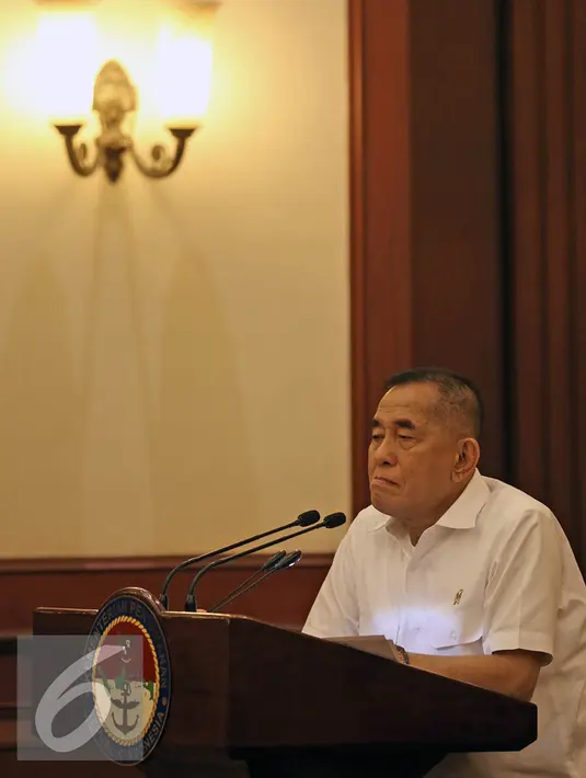Menteri Pertahanan, Ryamizard Ryacudu memberikan paparan sebelum MoU di Kementerian Pertahanan, Jakarta, Selasa (13/4). MoU antara Kemhan dan PP Muhammadiyah tersebut untuk pembonaan kesadaran Bela Negara. (Liputan6.com/Faizal Fanani)