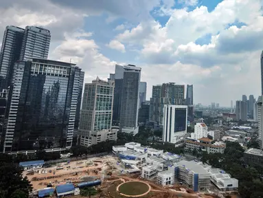Pemandangan gedung perkantoran dan pusat perbelanjaan di Jakarta, Selasa (5/4/2022). Bank Dunia menurunkan proyeksi pertumbuhan ekonomi Indonesia pada tahun 2022 menjadi 5,1 persen pada April 2022, dari perkiraan sebelumnya 5,2 persen pada Oktober 2021. (merdeka.com/Iqbal S. Nugroho)