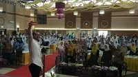 Menaker M. Hanif Dhakiri melakukan sosialisasi hubungan industrial di Depok dengan cara unik yakni sambil Ngevlog bersama peserta sosialiasasi.