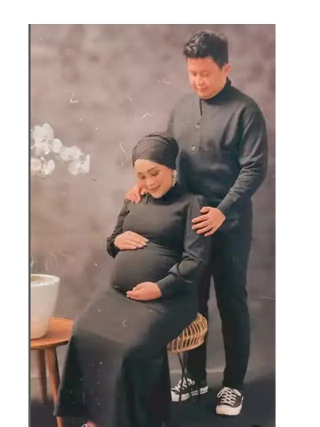8 Gaya Maternity Shoot Syifa Adik Ayu Ting Ting, Tampil Memesona