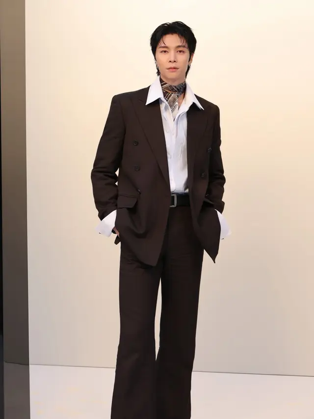 Johnny NCT di Acne Studios Paris Fashion Week. [@acnestudios]