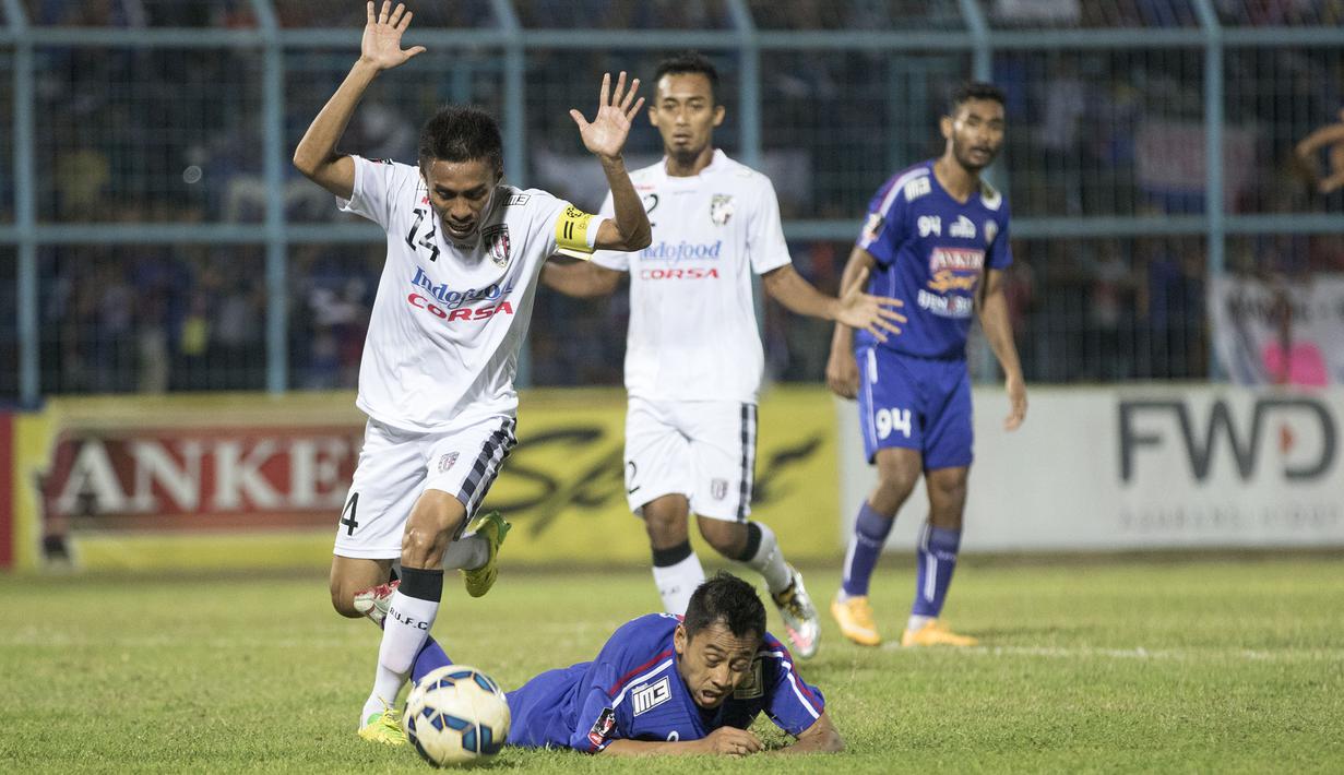 Striker Arema Cronus, Samsul Arif terjatuh saat berebut bola dengan pemain Bali United pada laga perempat final Piala Presiden 2015 di Stadion Kanjuruhan, Malang, Sabtu (19/9/2015). (Bola.com/Vitalis Yogi Trisna)