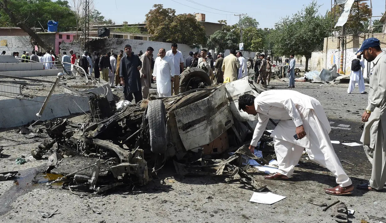 Pasukan keamanan memeriksa lokasi ledakan bom mobil di dekat kantor kepala kepolisian di kota Quetta, bagian barat-daya Pakistan, Jumat (23/5). Ledakan tersebut memang diperkirakan sudah menargetkan penjagaan polisi. (BANARAS KHAN/AFP)