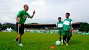 Kurniawan Dwi Yulianto (kiri) memberikan football clinic kepada anak-anak usia sekolah dasar di stadion Mini Universitas Sumut, Minggu (14/2/2016). Football clinic merupakan salah satu kegiatan di MILO Football Championship 2016. (Foto:Istimewa)