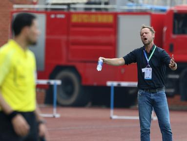 Wasit yang memandu jalannya pertandingan antara Timnas Indonesia U-23 kontra Thailand di babak semifinal SEA Games 2021 yang berlangsung di Stadion Thien Truong, Nam Dinh, Vietnam sedang menjadi sorotan usai dinilai banyak melakukan keputusan yang kontoversial. Tak heran, jika sewaktu laga, kedua pelatih baik Shin Tae-yong maupun Alexandré Pölking banyak melakukan protes terhadap sang pengadil lapangan. (Bola.com/Ikhwan Yanuar)