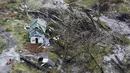 Kondisi bangunan dan pepohonan yang rusak pasca badai yang melanda negara bagian Washington, Kamis (19/11/2015). Badai juga mengakibatkan tanah longsor dan banjir didaerah tersebut. (REUTERS/Jason Redmond)