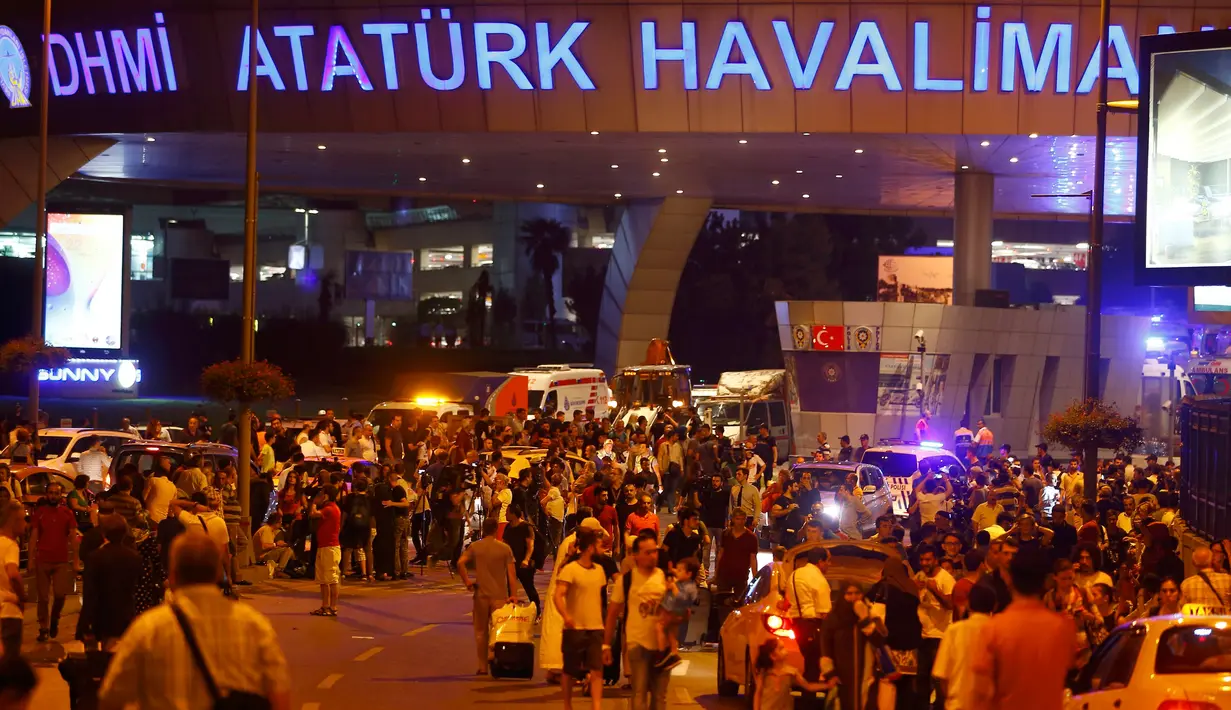 Para pengunjung berjalan keluar meninggalkan Bandara Atarturk di Istanbul, Turki, pasca ledakan, Selasa (28/6). Sedikitnya 36 korban dan tiga pengebom bunuh diri tewas sementara ratusan lainnya terluka dalam serangan teror tersebut. (REUTERS/Osman Orsal)