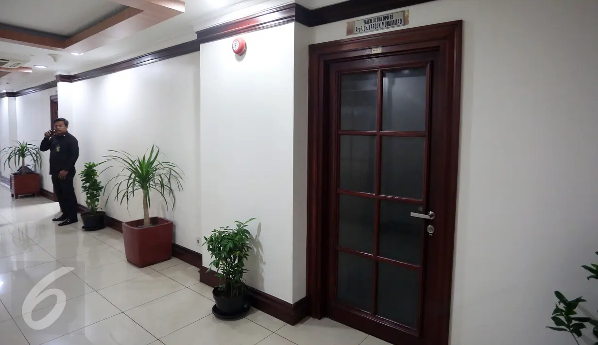 Pamdal Gedung Parlemen berjaga di luar ruang kerja Wakil Ketua DPD RI, Jakarta, Rabu (5/4). Ruangan kerja Wakil Ketua DPD yang sebelumnya ditempati GKR Hemas dan Farouk Muhammad didapati dalam keadaan terkunci. (Liputan6.com/Johan Tallo)