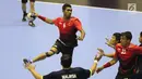 Pemain bola tangan Indonesia, Oni Arianus (kiri) mencoba membongkar pertahanan Malaysia pada penyisihan grup 3 bola tangan Asian Games 2018 di GOR PP POPKI, Jakarta, Minggu (26/8). Indonesia unggul 31-22. (Liputan6.com/Helmi Fithriansyah)