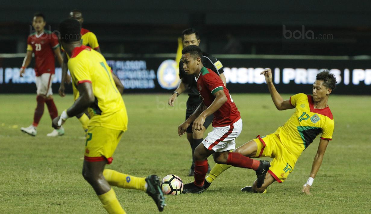 Gelandang Indonesia, Osvaldo Haay, berusaha melewati pemain Guyana, saat pertandingan persahabatan di Stadion Patriot, Bekasi, Sabtu (25/11/2017). Indonesia menang 2-1 atas Guyana. (Bola.com/M Iqbal Ichsan)