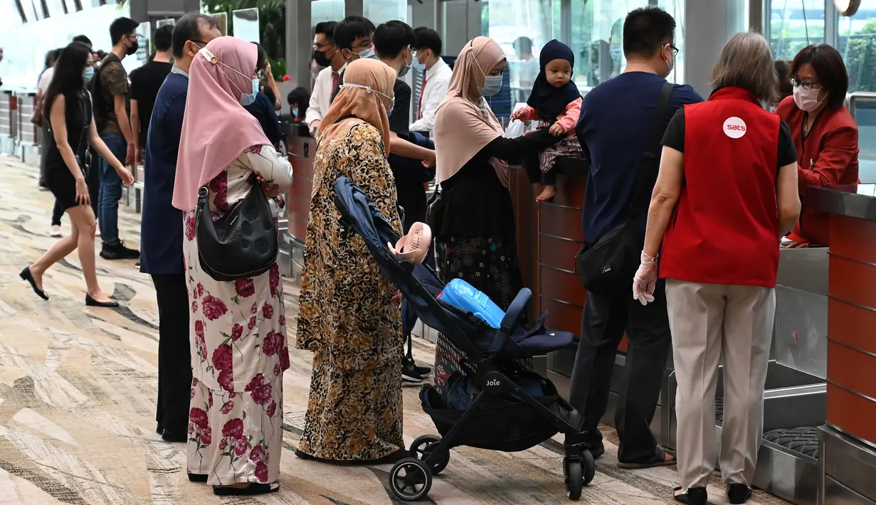 <p>Pengunjung check-in di konter untuk makan siang perdana di Restaurant A380 @Changi di pesawat Airbus A380, di Bandara Internasional Changi, 24 Oktober 2020. Restoran A380 @Changi menyajikan pengalaman makan eksklusif dalam pesawat Singapore Airlines A380 pada 24-25 Oktober. (ROSLAN RAHMAN/AFP)</p>