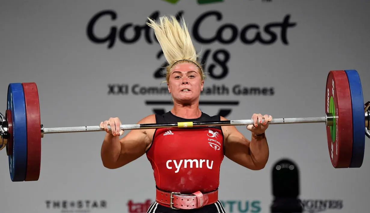 Tayla Howe dari Wales mengangkat beban dalam final 90kg angkat besi wanita selama Commonwealth Games 2018 di Gold Coast, Australia (9/4). (AFP Photo/William West)