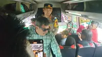 Kapolres Garut AKBP Rio Wahyu Anggoro mendampingi Bupati Garut Rudy Gunawan, disela-sela pengecekan penumpang mudik gratis presisi Polres Garut 2023. (Liputan6.com/Jayadi Supriadin)