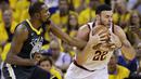 Pebasket Golden State Warriors, Kevin Durant, berebut bola dengan pebasket Cleveland Cavaliers, Larry Nance Jr, pada Gim 2 Final NBA di Oracle Arena, Senin (4/6/2018). Durant terpilih sebagai pemain terbaik Final NBA 2018. (AP/Marcio Jose Sanchez)