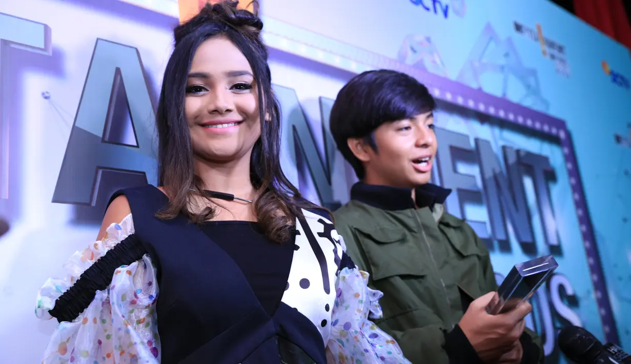 "Alhamdulilah banget ini penghargaan pertama aku di tahun 2017, makasih buat Allah SWT. Makasih orangtua aku, makasih buat seluruh fans," ujar Angga Aldi saat menerima penghargaan Infotainment Awards 2017. (Adrian Putra/Bintang.com)