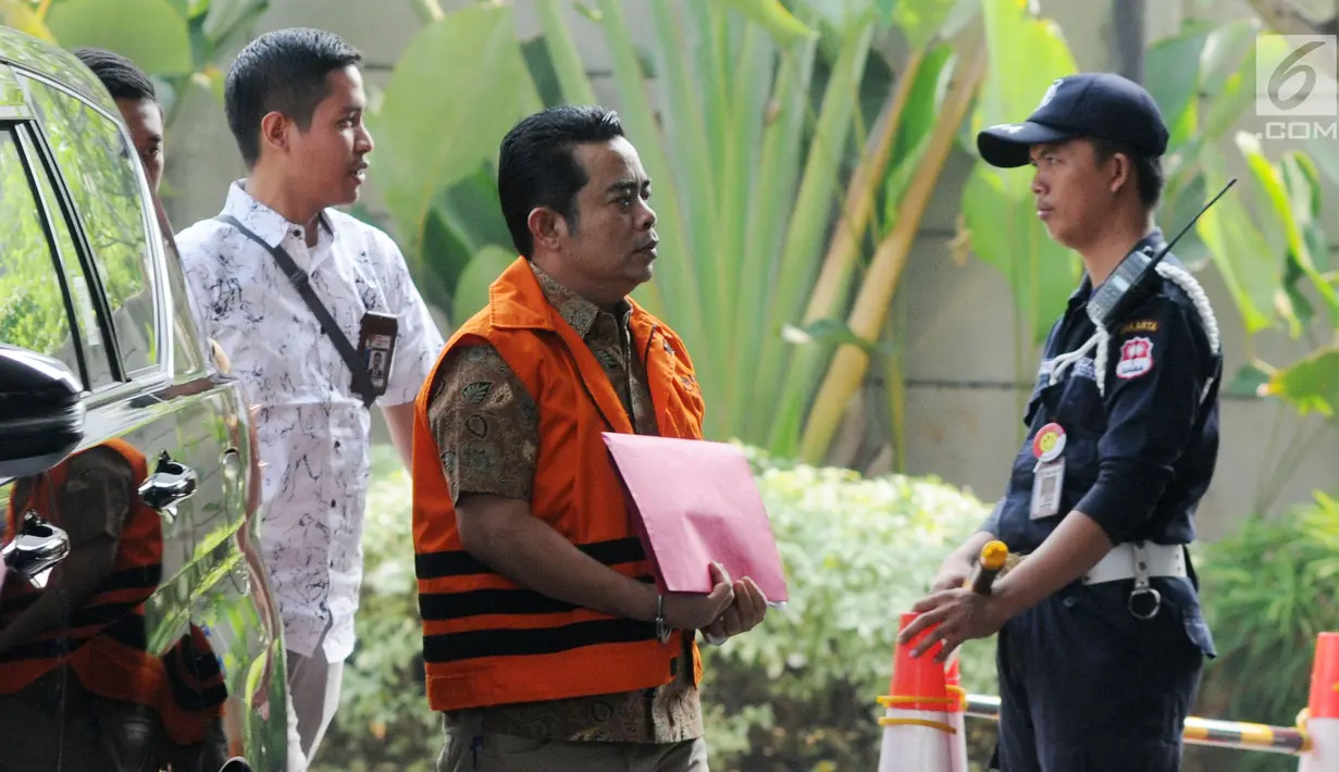 Ketua DPRD Lampung Tengah Achmad Junaidi Sunardi (tengah) tiba di Gedung KPK, Jakarta, Jumat(19/7/2019). Sunardi diperiksa untuk pengembangan kasus dugaan suap serta gratifikasi pengadaan barang dan jasa di lingkungan Pemkab Lampung Tengah pada tahun 2018. (merdeka.com/Dwi Narwoko)