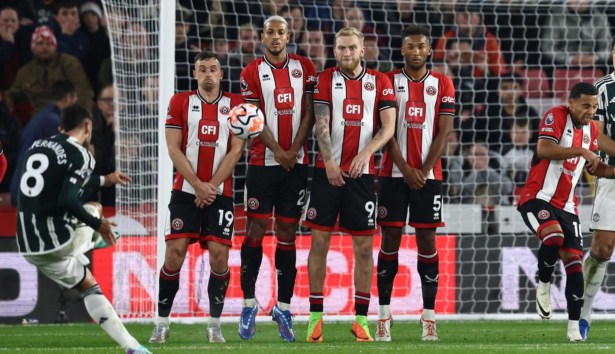 Pada musim 2023/2024 yang baru berakhir, Sheffield United mencatat rekor sebagai klub Premier League dengan jumlah kebobolan paling banyak sepanjang sejarah, yaitu mencapai 104 gol dan hanya memasukkan 35 gol. Menempati peringkat juru kunci dari 20 tim dengan hanya mengemas 16 poin hasil dari 3 kali menang, 7 kali imbang dan 28 kali kalah, Sheffield United harus terdegradasi bersama dua tim lainnya, Luton Town dan Burnley. (AFP/Darren Staples)
