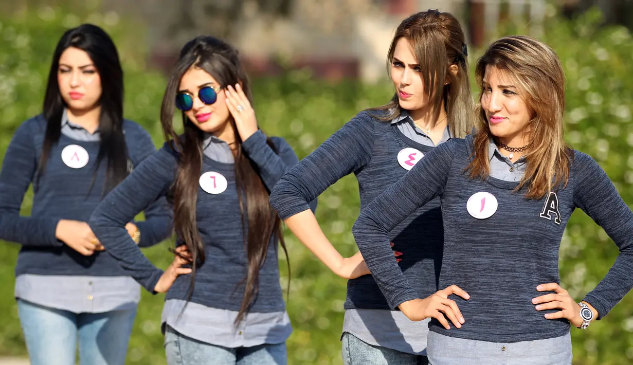 Sejumlah calon kontestan Miss Irak berpose saat sesi pemotretan di Arkeologi kuno Babel, Kota Modern Hila, Baghdad, Irak, Kamis (17/12). Irak kembali menggelar kontes kecantikan untuk pertama kalinya setelah 40 tahun. (AFP/AHMAD AL-RUBAYE)