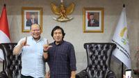 Komedian Alfiansyah Bustami atau Komeng menemui Ketua DPD RI, AA LaNyalla Mahmud Mattalitti, Rabu (31/5/2023) malam, untuk menyampaikan ia tengah mencalonkan diri jadi anggota DPD RI dari dapil Jawa Barat. (Ist)