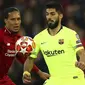 Bek Liverpool, Virgil Van Dijk, berebut bola dengan striker Barcelona, Luis Suarez, pada laga semifinal Liga Champions 2019 di Stadion Anfield, Selasa (7/5). Liverpool menang 4-0 atas Barcelona. (AP/Dave Thompson)