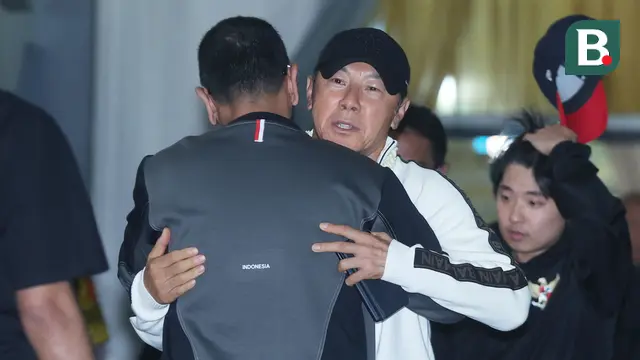 Foto: Disambut Hangat Suporter, Timnas Indonesia U-23 Tiba di Tanah Air setelah Berjuang di Piala Asia U-23 dan Play-Off Olimpiade