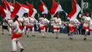 Prajurit wanita TNI dan Polri mempertunjukkan kolosal perjuangan pada apel peringatan Hari Kartini 2018 di Silang Monas, Jakarta, Rabu (25/4). Sebanyak 721 personel gabungan prajurit wanita TNI dan Polri melakukan atraksi. (Liputan6.com/Johan Tallo)