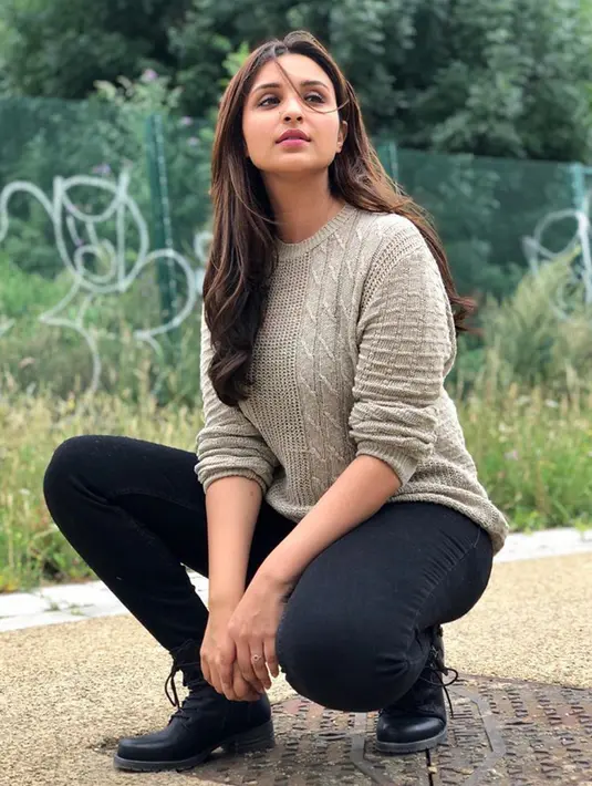 Tak hanya akting, Parineeti juga seorang penyanyi klasik Hindustan. Sejak kecil, ia sering menyanyi bersama Priyanka dan ayahnya. Ia pun juga memiliki gelar di seni musik. (Liputan6.com/IG/@parineetichopra)