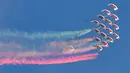 Tim paralayang terbang di atas kota dalam latihan parade militer untuk Hari Nasional Qatar di Doha, ibu kota Qatar (11/12/2020). Qatar akan merayakan Hari Nasional pada 18 Desember. (Xinhua/Nikku)