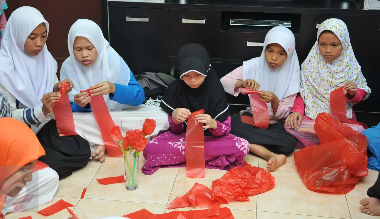 Sejumlah anak membuat kerajinan tangan di Rumah Amelia, Ciledug, Tangerang, Minggu (11/10/2015). Selain menari, di sini anak-anak juga mendapat pengajaran membuat prakarya. (Liputan6.com/Gempur M Surya)
