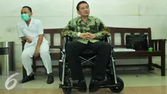 Terdakwa mantan Kadishub DKI Jakarta Udar Pristono duduk di kursi roda menunggu sidang di Pengadilan Tipikor, Jakarta, Rabu (23/9/2015). Majelis Hakim memutuskan Udar bersalah dan menjatuhkan hukuman 5 tahun penjara. (Liputan6.com/Andrian M Tunay)