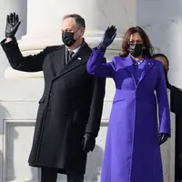 Penampilan Kamala Harris saat dilantik menjadi Wakil Presiden Amerika Serikat menggunakan karya-karya desainer kulit berwarna. Sumber foto: Instagram Christopher John Rogers.