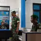 Anggota TNI yang mendatangi Pos Polisi usai 2 orang mahasiswa tewas saat demonstrasi di Kendari, Minggu (29/9/2019).(Liputan6.com/Ahmad Akbar Fua)