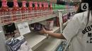 Pengunjung membeli sabun pencuci tangan sebagai alternatif akibat habisnya hand sanitizer di sebuah pusat perbelanjaan di Kelapa Gading, Jakarta, Senin (2/3/2020). Warga berbondong-bondong membeli bahan-bahan pokok setelah dua warga Depok positif terinfeksi virus corona.(merdeka.com/Iqbal S Nugroho)