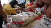 Operasi pasar gula di Pasar Gede itu harga gula dibadnerol cukup murah dibandingkan di pasaran, yakni dengan harga Rp12.500 per kilogram.(Liputan6.com/Fajar Abrori)