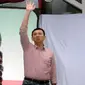 Cagub petahana DKI Jakarta, Basuki Tjahaja Purnama (tengah) mengangkat tangan jelang memberi keterangan di Jakarta, Rabu (15/2). Dalam keterangannya Ahok mengucapkan terima kasih kepada pendukungnya. (Liputan6.com/Helmi Fithriansyah)