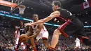 Pemain Toronto Raptors, Kyle Lowry #7 mencoba melewati hadangan pemain Miami Heat, Goran Dragic (kanan) pada laga NBA di Air Canada Centre, (4/11/2016). Raptors menang 96-87. (Reuters/Dan Hamilton-USA TODAY Sports)