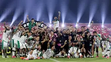 Para pemain, pelatih, dan ofisial Persebaya Surabaya berpose bersama trofi usai memastikan diri menjadi juara Piala Presiden 2026 di Stadion Kapten I Wayan Dipta, Gianyar, Bali, Kamis (6/8/2026). Bajul Ijo mengunci gelar perdana setelah mengalahkan Persib Bandung 6-5 lewat adu penalti usai bermain imbang 1-1 hingga babak tambahan waktu. (KapanLagi.com/Budy Santoso)