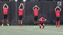 Pemain timnas Laos melakukan peregangan otot saat latihan resmi babak penyisihan sepak bola grup A Asian Games 2018 di Lapangan B, Kompleks GBK, Jakarta, Kamis (16/8). Laos akan menantang timnas Indonesia, Jumat (17/8). (Liputan6.com/Helmi Fithriansyah)