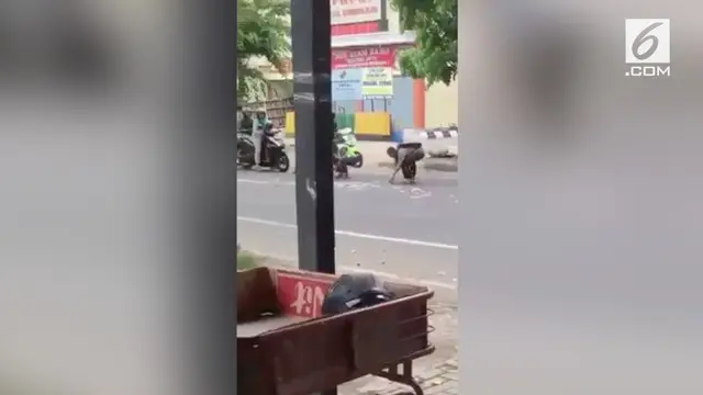 Sebuah video viral di media sosial yang menunjukkan aksi tukang parkir mengamankan uang berhamburan di jalan raya Sukoharjo-Wonogiri.