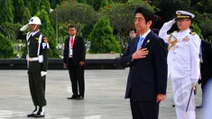 Perdana Menteri (PM) Jepang Shinzo Abe berziarah ke Taman Makam Pahlawan, Jakarta, Rabu (22/4/2015). PM Abe berdoa untuk Eto Sichio seorang warga Jepang yang ikut membantu perjuangan rakyat Indonesia saat perang kemerdekaan. (Liputan6.com/Yoppy Renato)