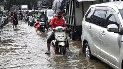 Hujan dengan intensitas tinggi yang mengguyur Jakarta dan sekitarnya pada Selasa (28/1) dan Rabu (29/1/2025) membuat kawasan tersebut tergenang banjir. Bahkan ketinggian air sempat mencapai 50 cm. (Liputan6.com/Angga Yuniar)