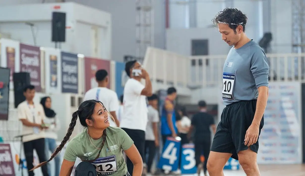 Berbeda lagi dengan Maria Selena yang memilih membagi rambutnya menjadi dua bagian, lalu dikepang tinggi dari bagian tengah kepala hingga habis. [Foto: Instagram/revantann]