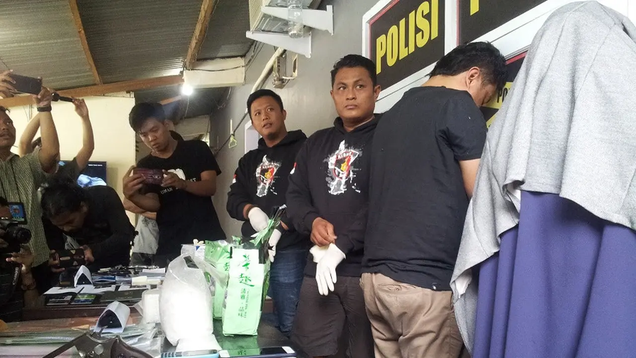 Suami Istri di Makassar tertangkap pasok sabu ke Makassar seberat 2 kg (Liputan6.com/ Eka Hakim)